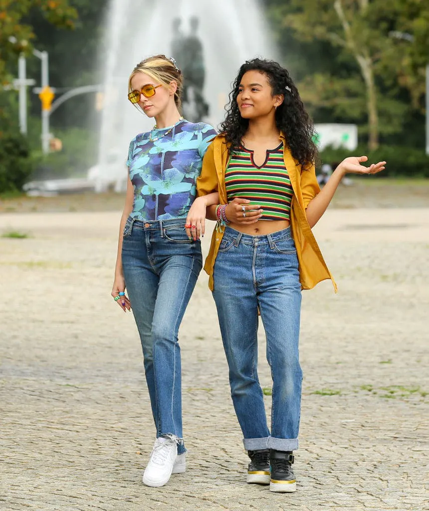 Hai cô gái trẻ phong cách dạo bước trên phố với trang phục quần jean và áo cách điệu