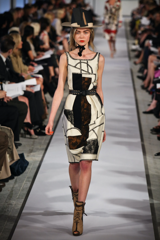 Người mẫu trình diễn váy thiết kế theo phong cách hội họa trừu tượng trên sàn catwalk