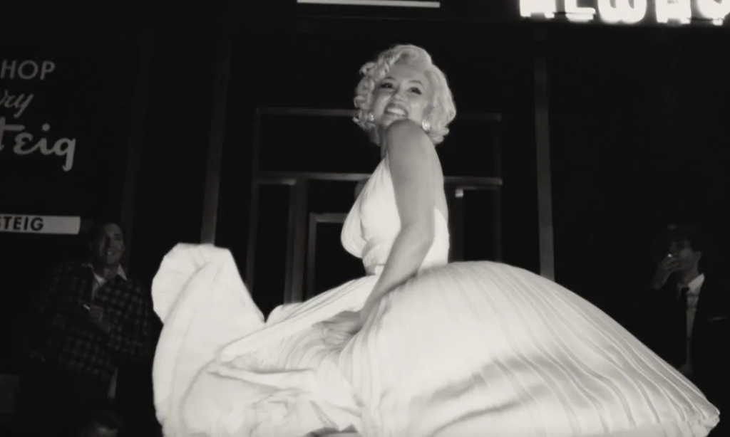 Marilyn Monroe tươi tắn trong chiếc váy trắng bồng bềnh nổi tiếng