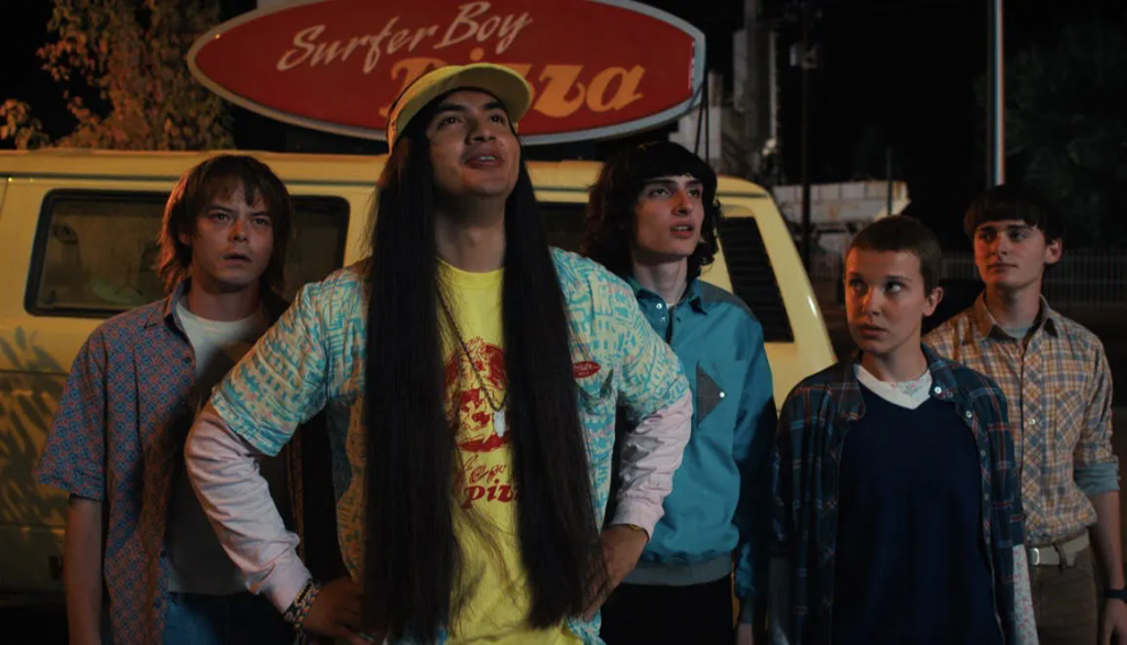 Nhóm bạn trẻ nhìn về phía trước với phong cách thời trang thập niên 80 đặc trưng