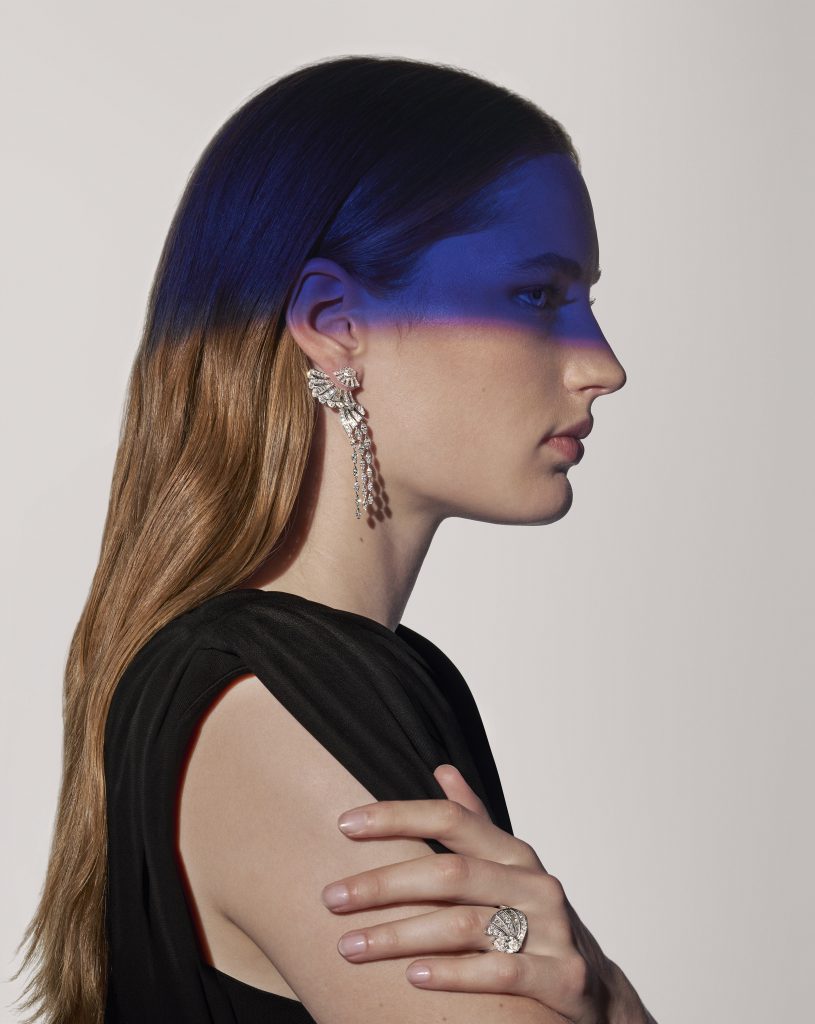 Người mẫu đeo bông tai và nhẫn kim cương lấp lánh của Piaget