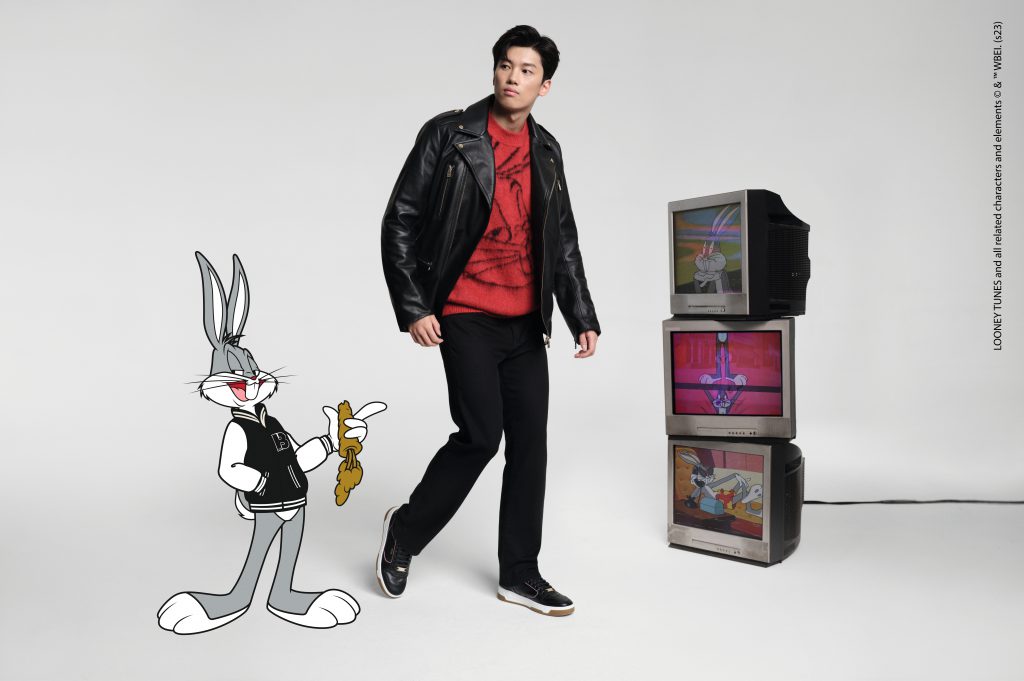 Người mẫu tạo dáng cùng nhân vật Bugs Bunny và các tivi cổ điển