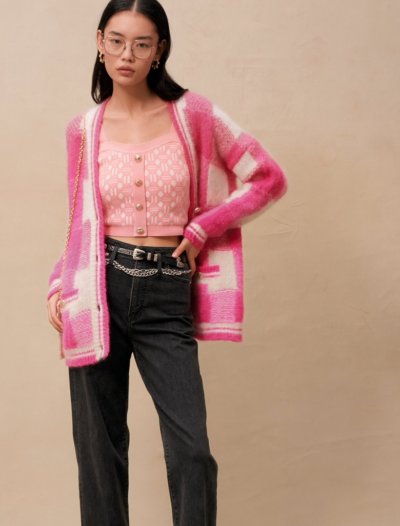 Người mẫu mặc áo len hồng và quần đen thể hiện bộ sưu tập thời trang Maje Tết