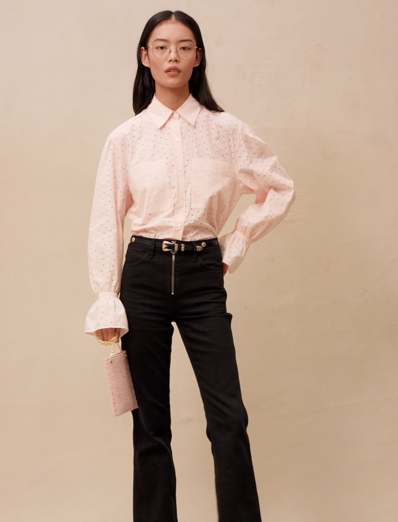 Người mẫu mặc áo hồng chấm bi và quần đen trong bộ sưu tập Tết của Maje