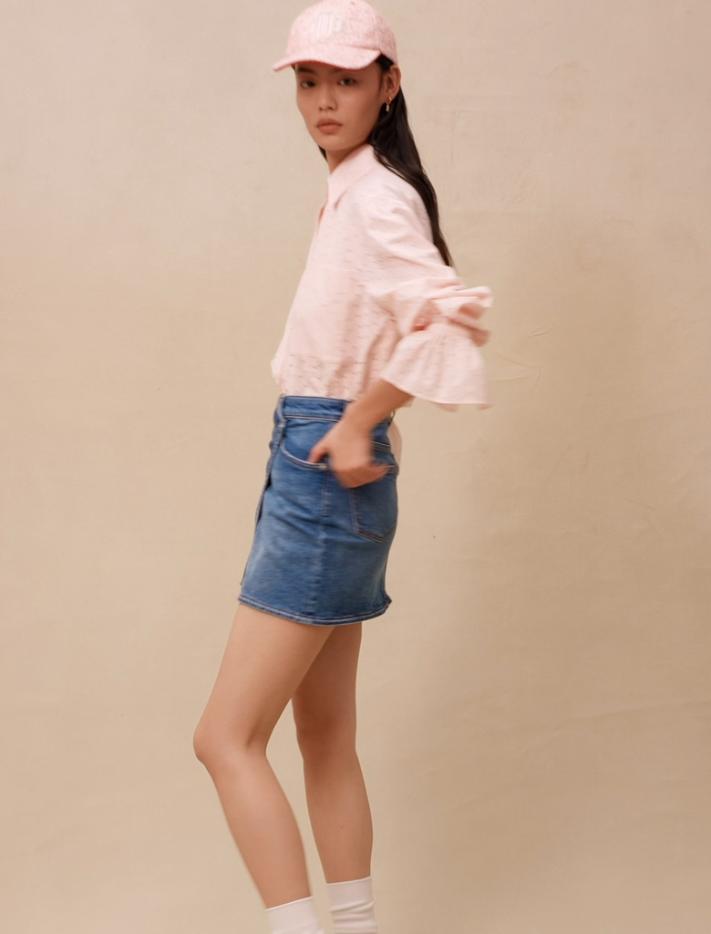 Người mẫu mặc áo hồng và chân váy jeans ngắn trong bộ sưu tập mới