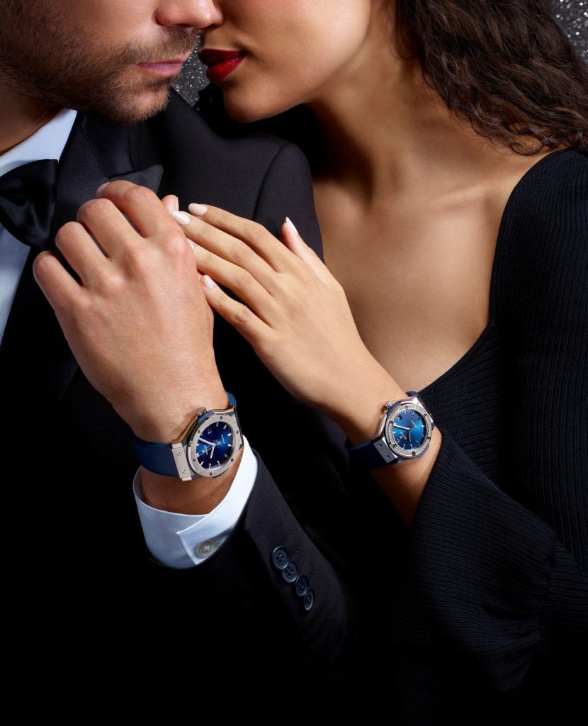 Cặp đôi trao nhau ánh nhìn tình tứ cùng đồng hồ Hublot sang trọng