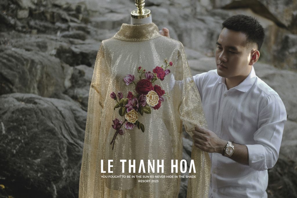 Nhà thiết kế Lê Thanh Hòa chỉnh sửa trang phục resort 2023 với họa tiết hoa nổi bật