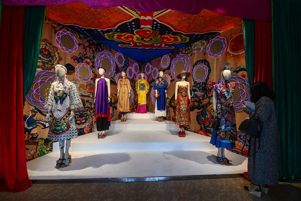 Triển lãm thời trang với các mẫu thiết kế mang đậm nét văn hóa truyền thống Việt Nam được trình diễn trên ma-nơ-canh