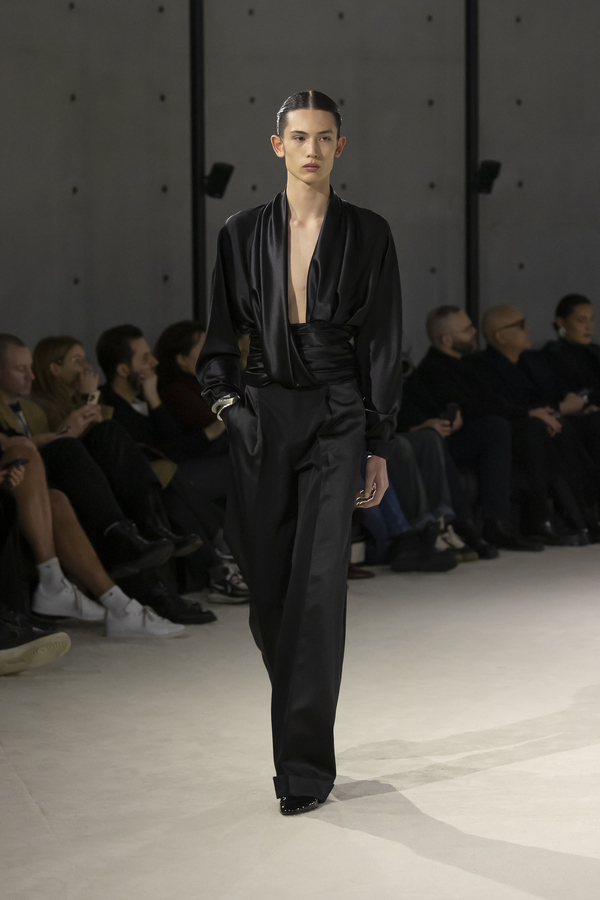 Người mẫu nam trình diễn trang phục đen thanh lịch trên sàn catwalk