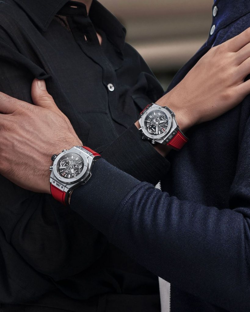 Cặp đôi đang đeo đồng hồ Hublot sang trọng thể hiện tình yêu lãng mạn