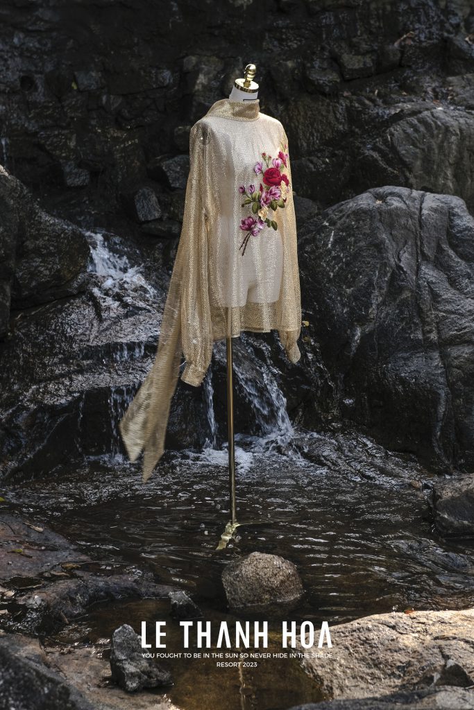 Váy thiết kế tông vàng điểm hoa hồng treo giữa khung cảnh thiên nhiên