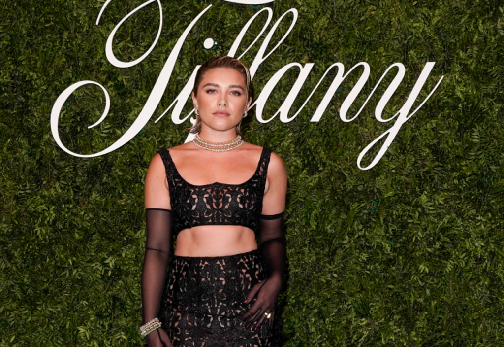 Người phụ nữ mặc váy xanh dương và găng tay dài trên thảm đỏ