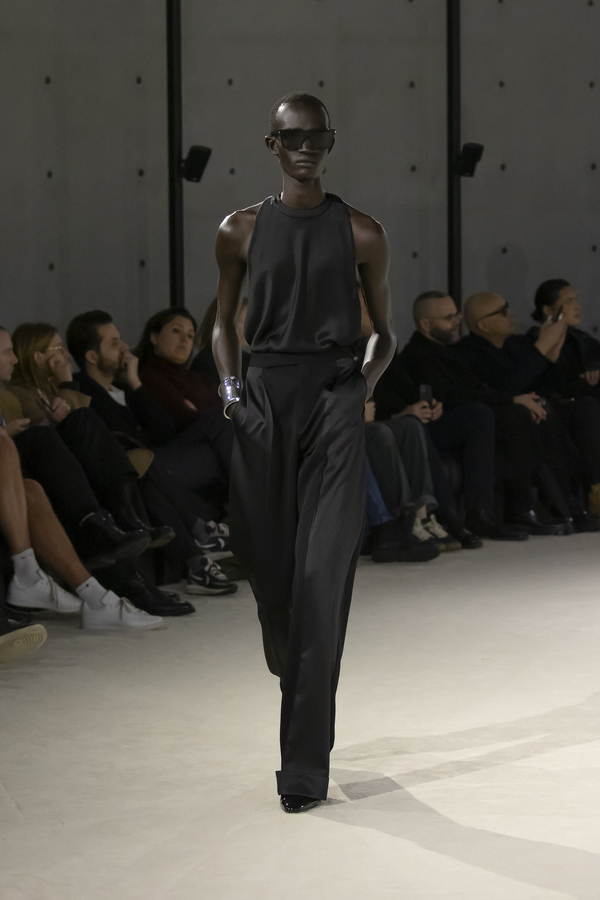 Người mẫu nam trình diễn trang phục đen thanh lịch trên sàn catwalk