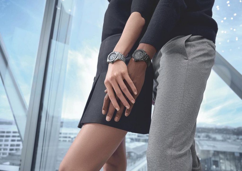 Cặp đôi tình tứ nắm tay nhau khoe đồng hồ Hublot sang trọng bên cửa sổ lớn