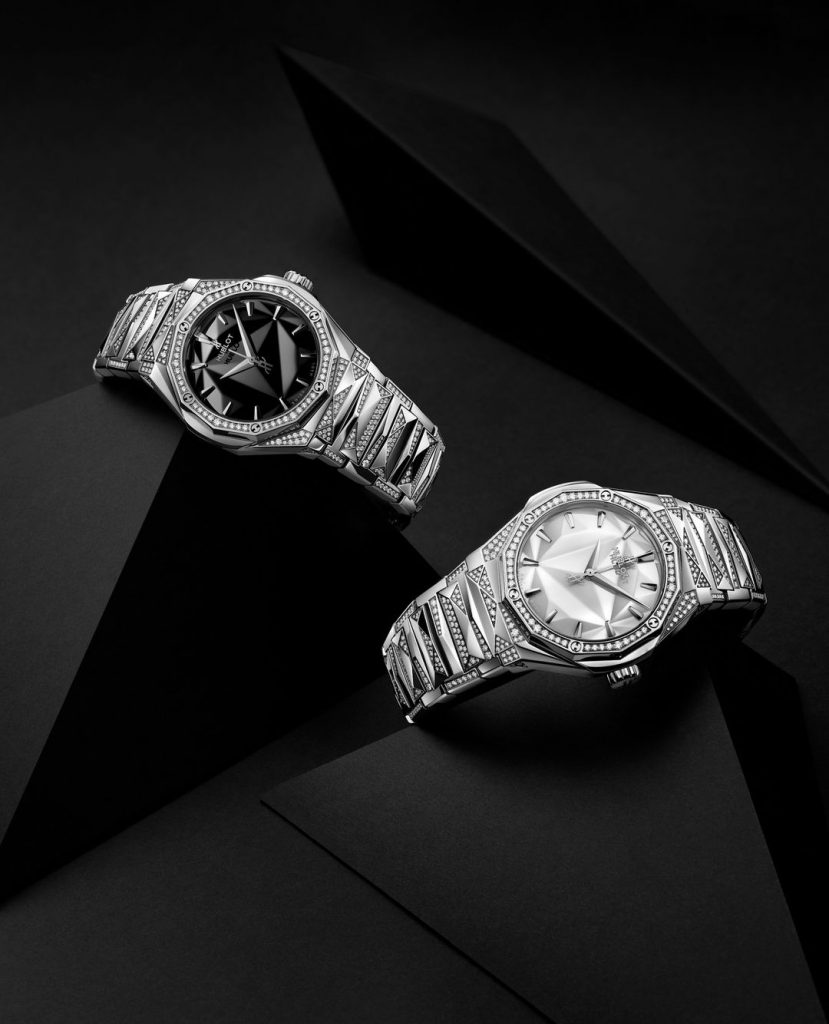 Hai chiếc đồng hồ Hublot sang trọng với thiết kế tinh tế trên nền đen