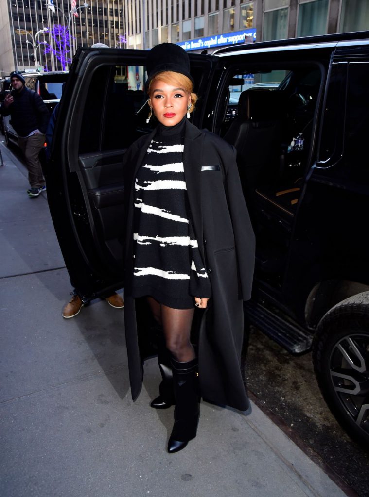 Nữ ca sĩ Mary J Blige diện áo dài và áo khoác đen khi xuống xe hơi