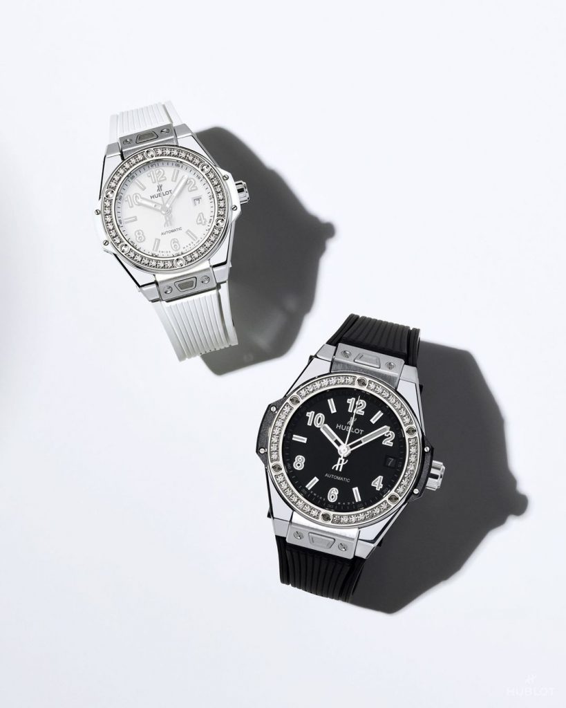 Hai chiếc đồng hồ Hublot sang trọng với mặt số trắng và đen trên nền trắng tinh tế
