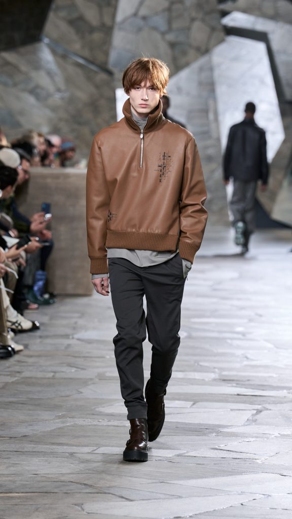 Người mẫu nam trình diễn trang phục Thu Đông 2023 của Hermès trên sàn diễn