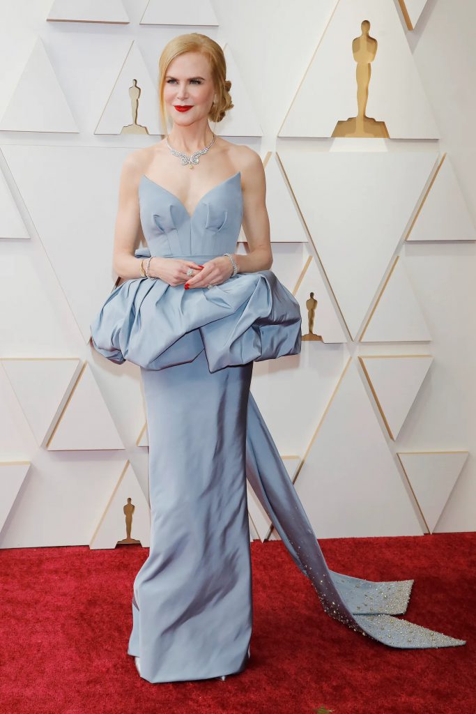 Nicole Kidman diện váy dạ hội màu xanh da trời với chi tiết peplum bồng bềnh trên thảm đỏ