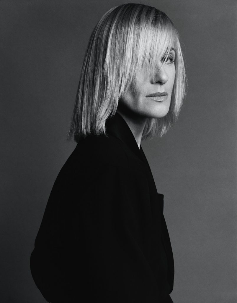 Chân dung Betty Catroux với mái tóc bob đặc trưng và ánh nhìn kiên định