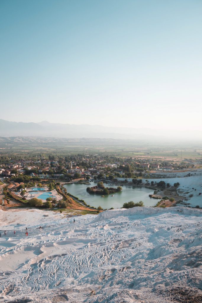 Pamukkale với những ruộng bậc thang trắng xóa và hồ nước xanh mát bao quanh thị trấn