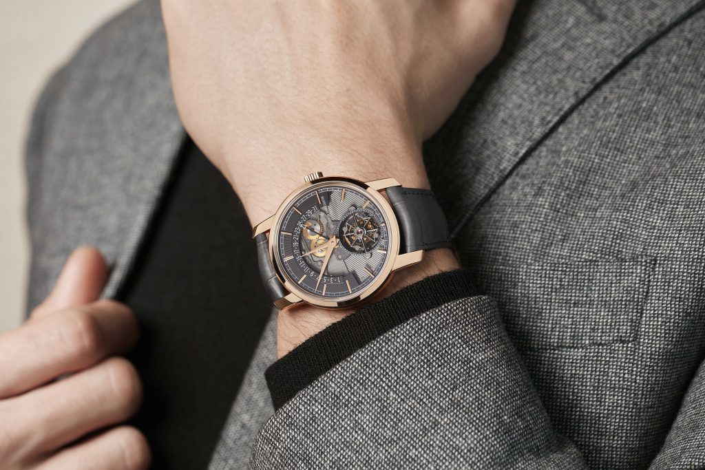 Người đàn ông đeo đồng hồ Vacheron Constantin lộ máy trên cổ tay áo vest