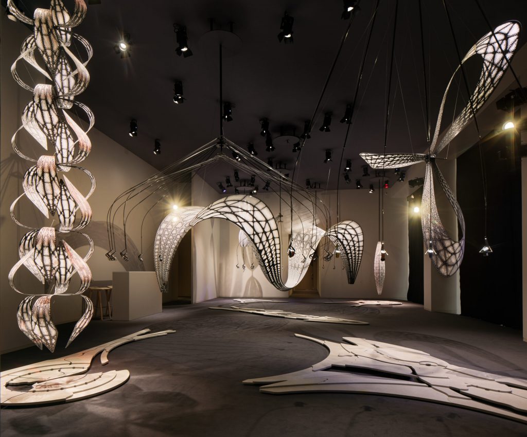 Không gian triển lãm nghệ thuật với các tác phẩm điêu khắc ánh sáng độc đáo