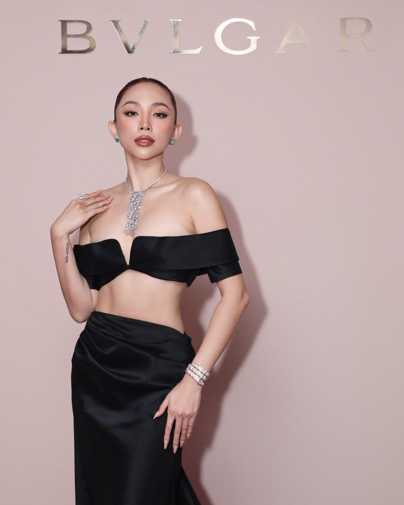 Tóc Tiên mặc váy đen thanh lịch và trang sức BVLGARI tại sự kiện