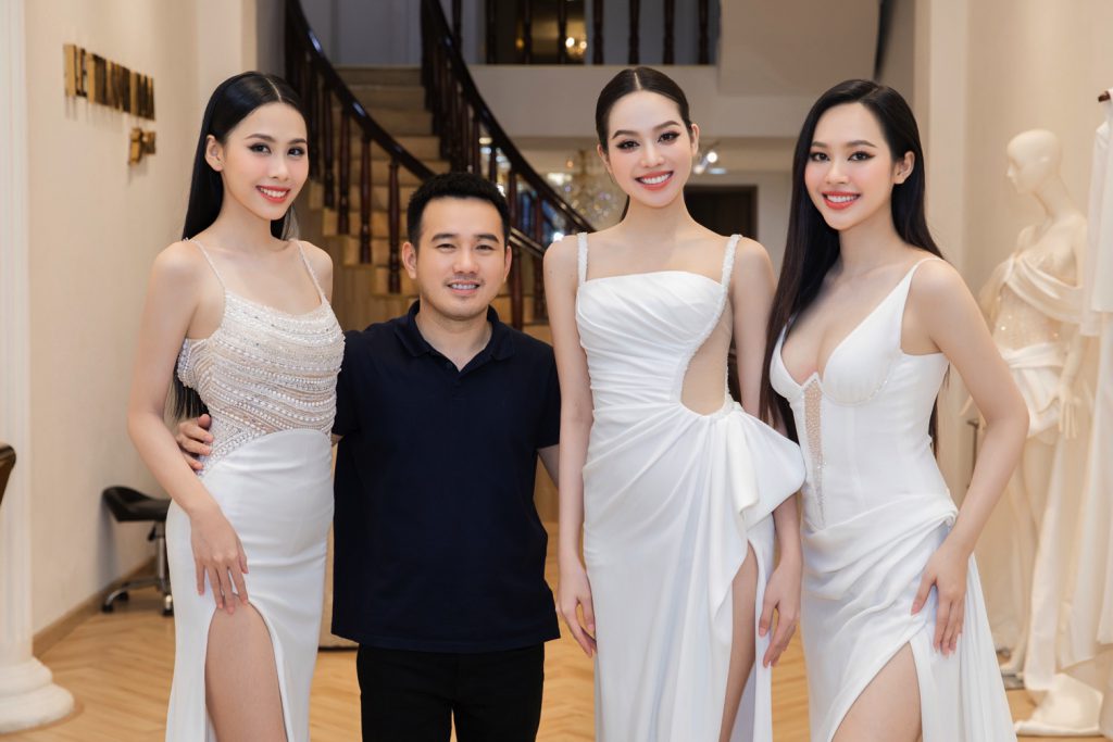 Ba người mẫu xinh đẹp tạo dáng cùng nhà thiết kế Lê Thanh Hòa trong studio