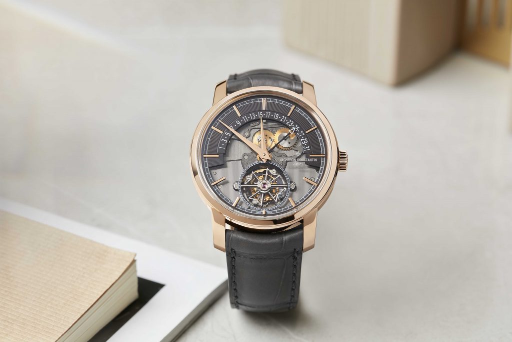 Đồng hồ Vacheron Constantin lộ cơ với mặt số phức tạp và dây da đen sang trọng