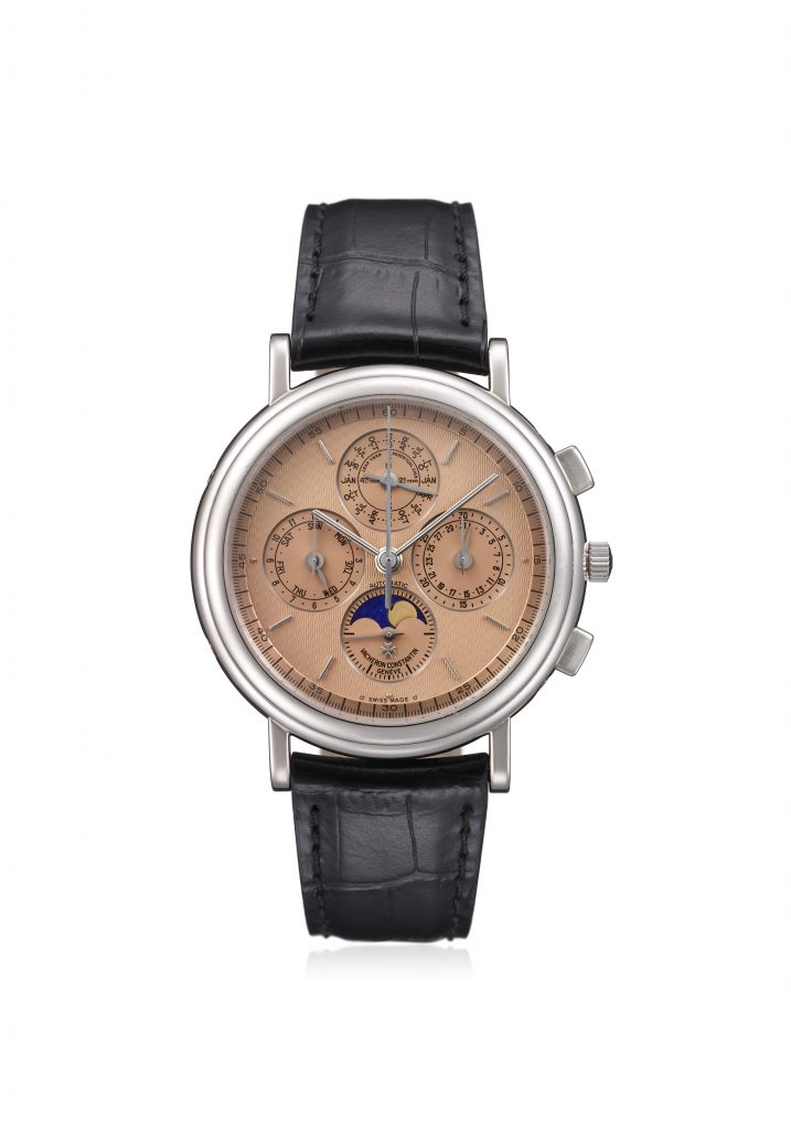 Đồng hồ Vacheron Constantin mặt số phức tạp với dây da đen trên nền trắng