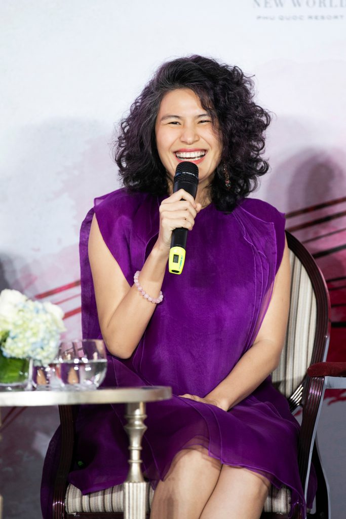 Nhà thiết kế mỉm cười tươi tắn khi phát biểu tại sự kiện thời trang