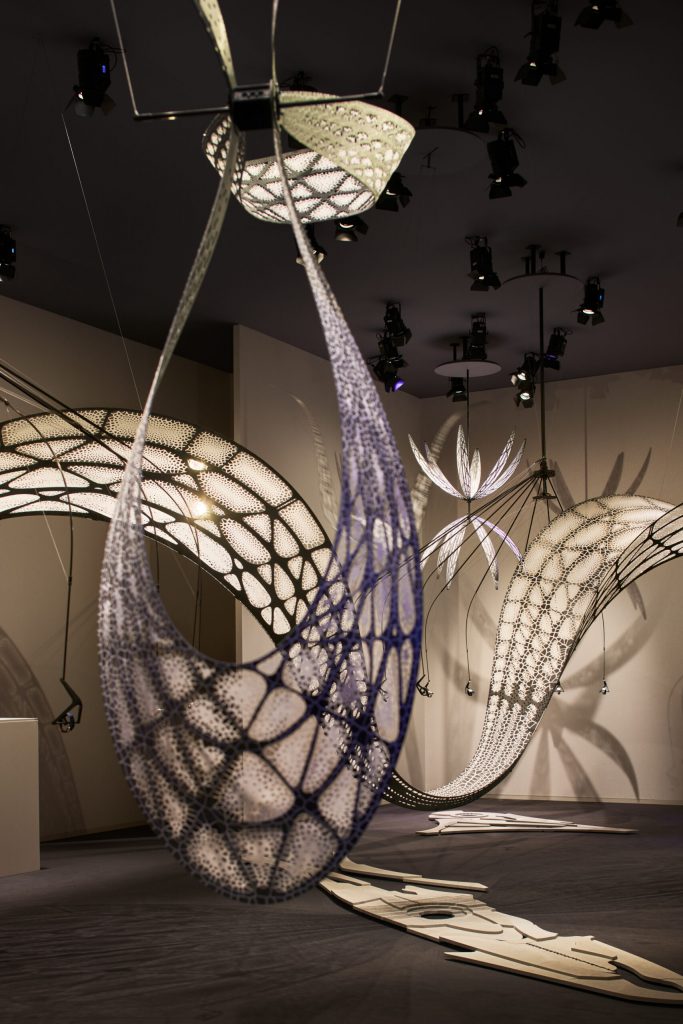 Các tác phẩm nghệ thuật treo lơ lửng với thiết kế độc đáo và tinh xảo trong không gian triển lãm