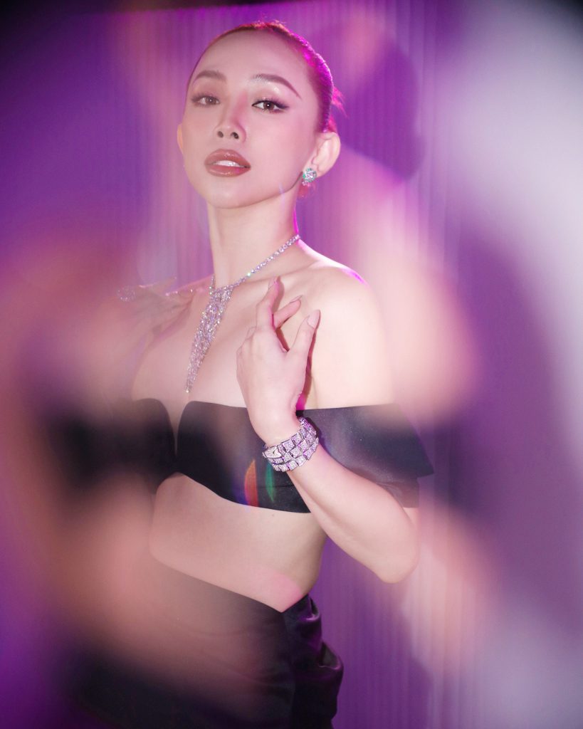 Tóc Tiên diện váy đen và trang sức lấp lánh tại sự kiện BVLGARI