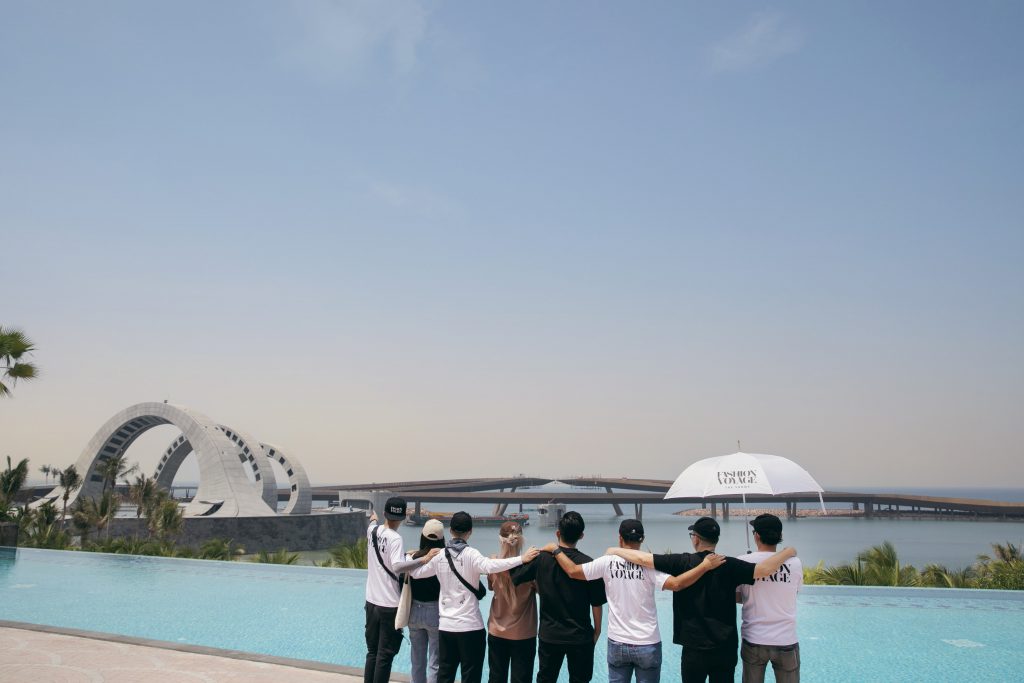 Nhóm người đứng lưng hướng biển nhìn một công trình kiến trúc độc đáo