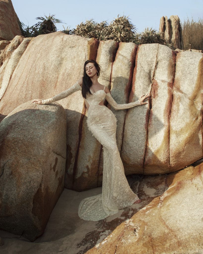 Thùy Tiên diện váy trắng ôm dáng trên nền đá tự nhiên đầy ấn tượng