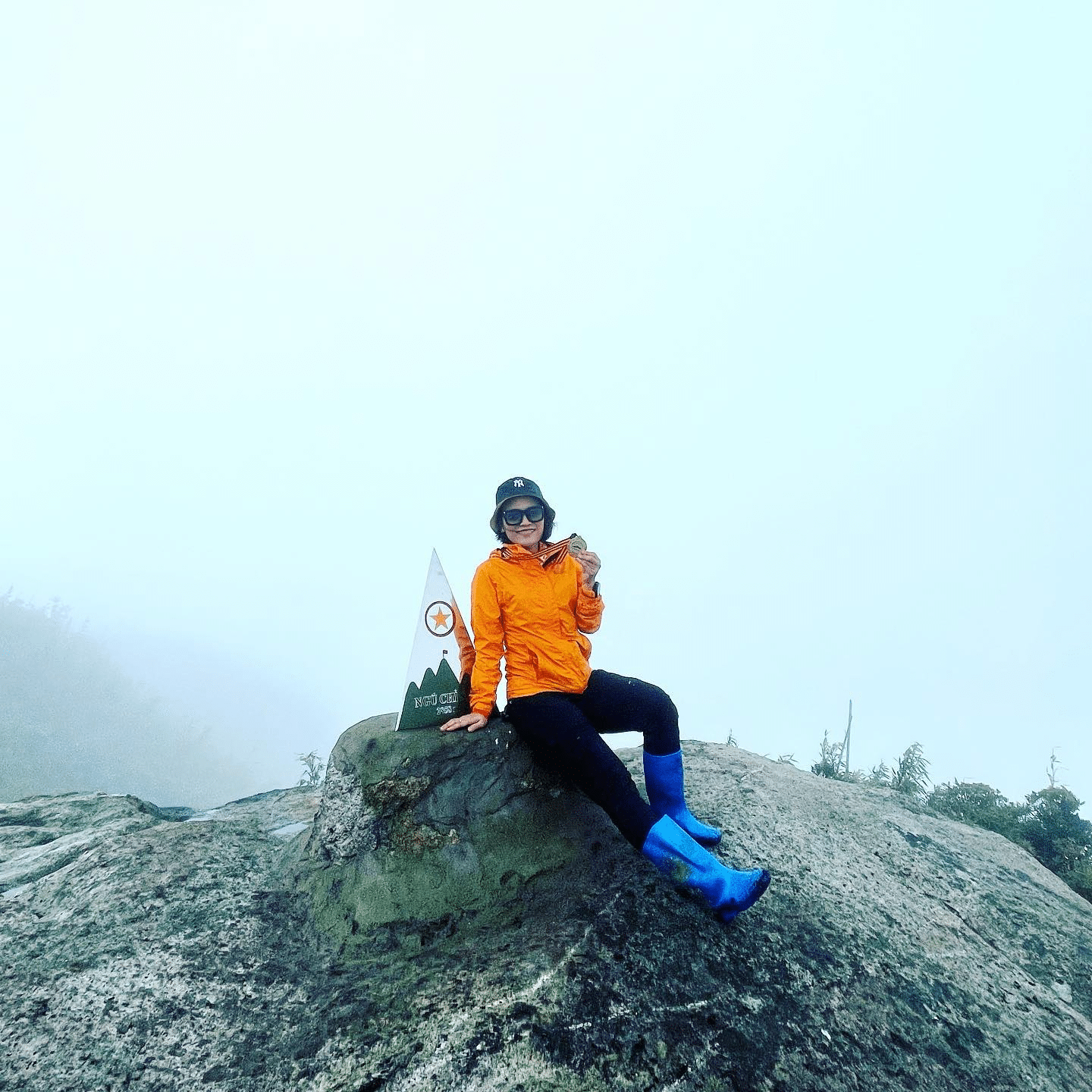 du lịch Việt Nam chinh phục ngọn núi cheo leo Ngũ Chỉ Sơn