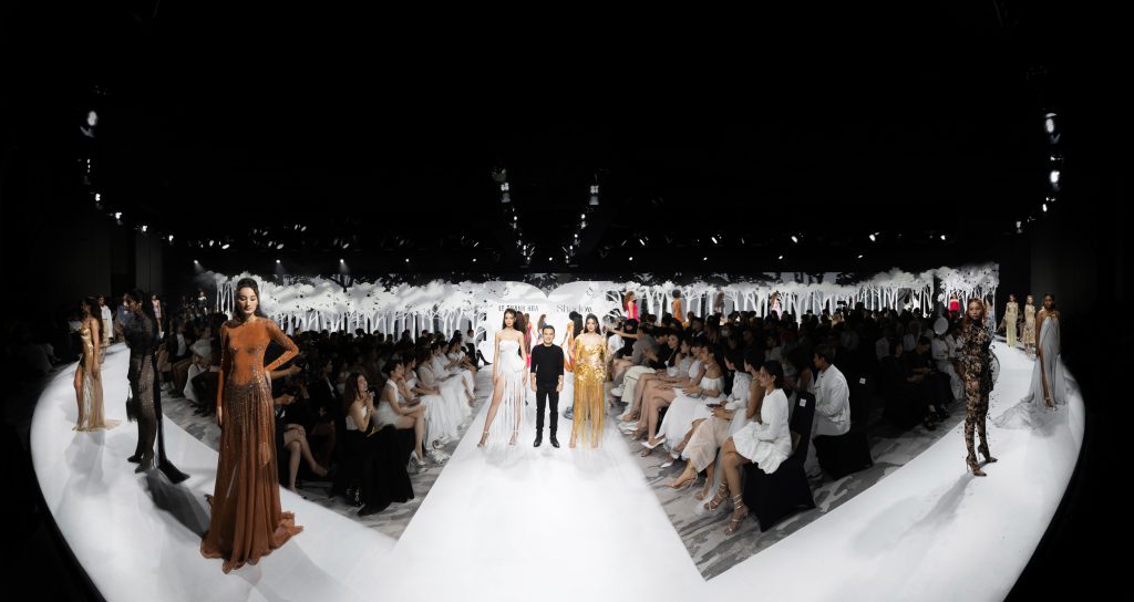 Sân khấu thời trang với người mẫu và khán giả trong show diễn “Shadow” của Lê Thanh Hòa