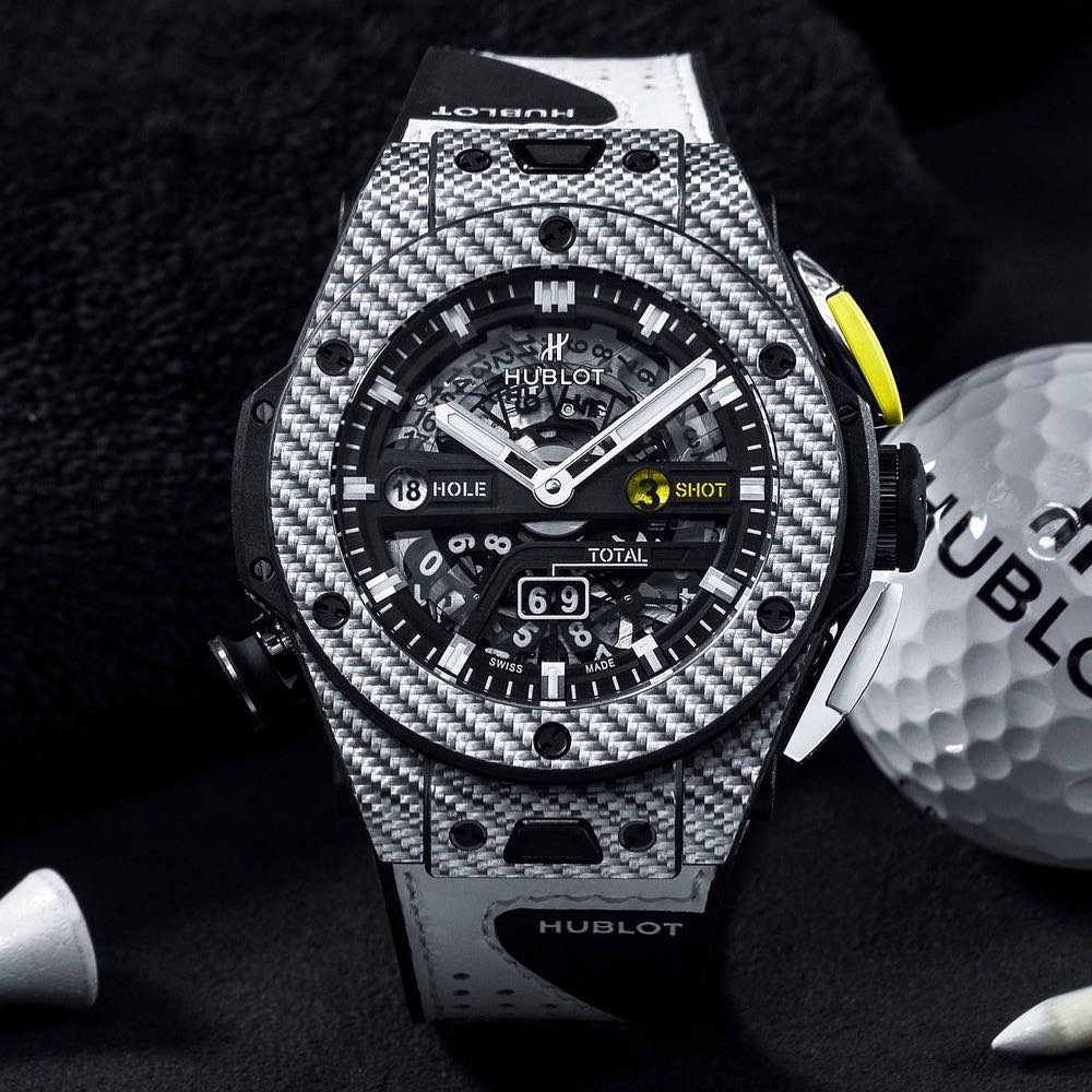 Đồng hồ Hublot Big Bang Unico Golf với thiết kế thể thao mạnh mẽ trên thảm cỏ nhân tạo