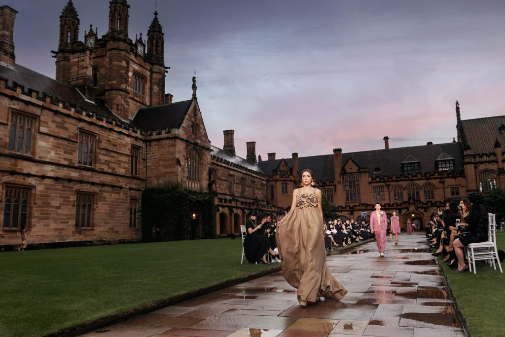 Người mẫu trình diễn trang phục trước tòa nhà cổ kính ở Úc
