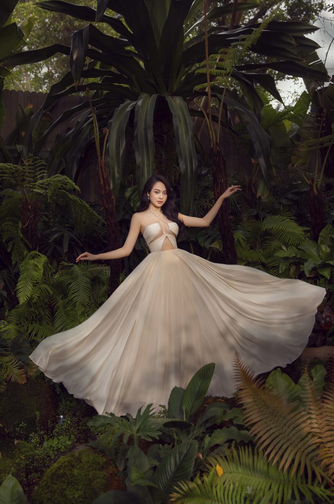 Hoa hậu Thanh Thủy duyên dáng trong chiếc váy trắng tinh khôi giữa khung cảnh thiên nhiên xanh mát