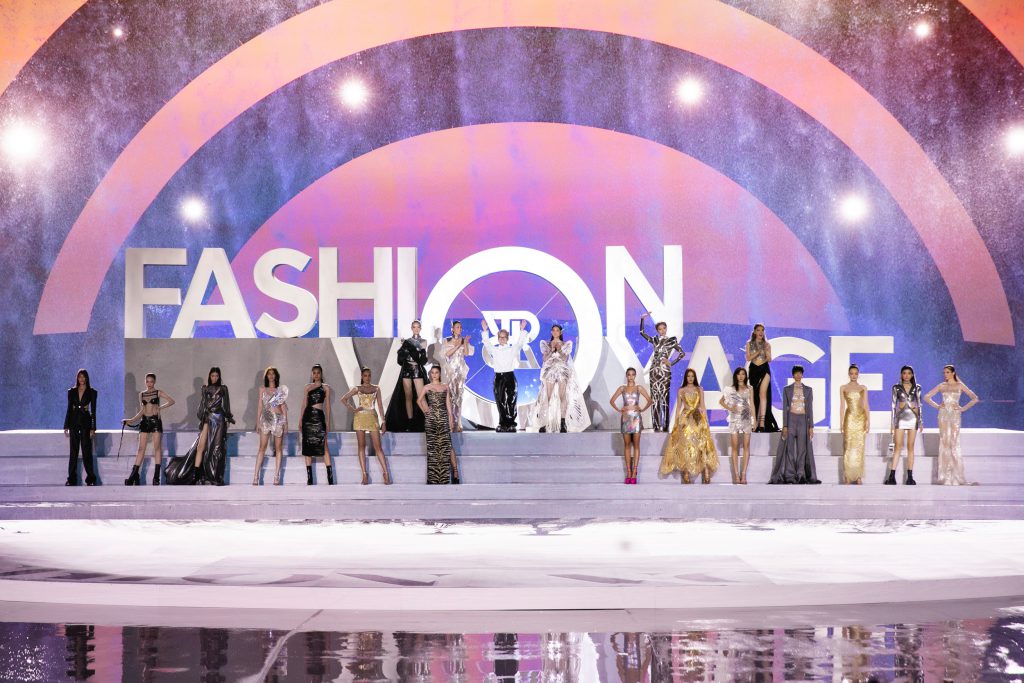 Các người mẫu trình diễn trang phục trên sàn diễn Fashion Voyage 5 với phông nền ấn tượng