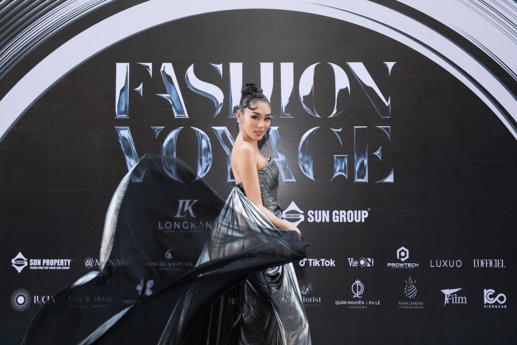 Người mẫu xinh đẹp tạo dáng trên thảm đỏ Fashion Voyage 5 với chiếc váy lộng lẫy