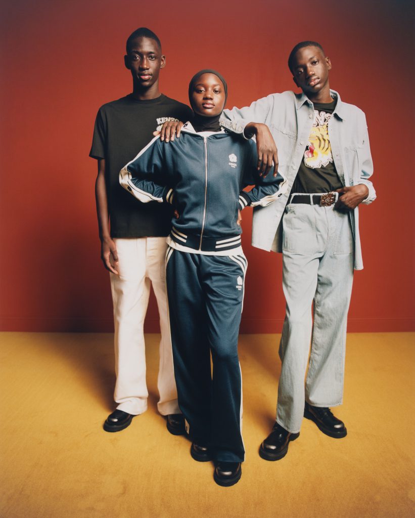 Ba người mẫu mặc trang phục thể thao năng động của Kenzo Varsity Jungle