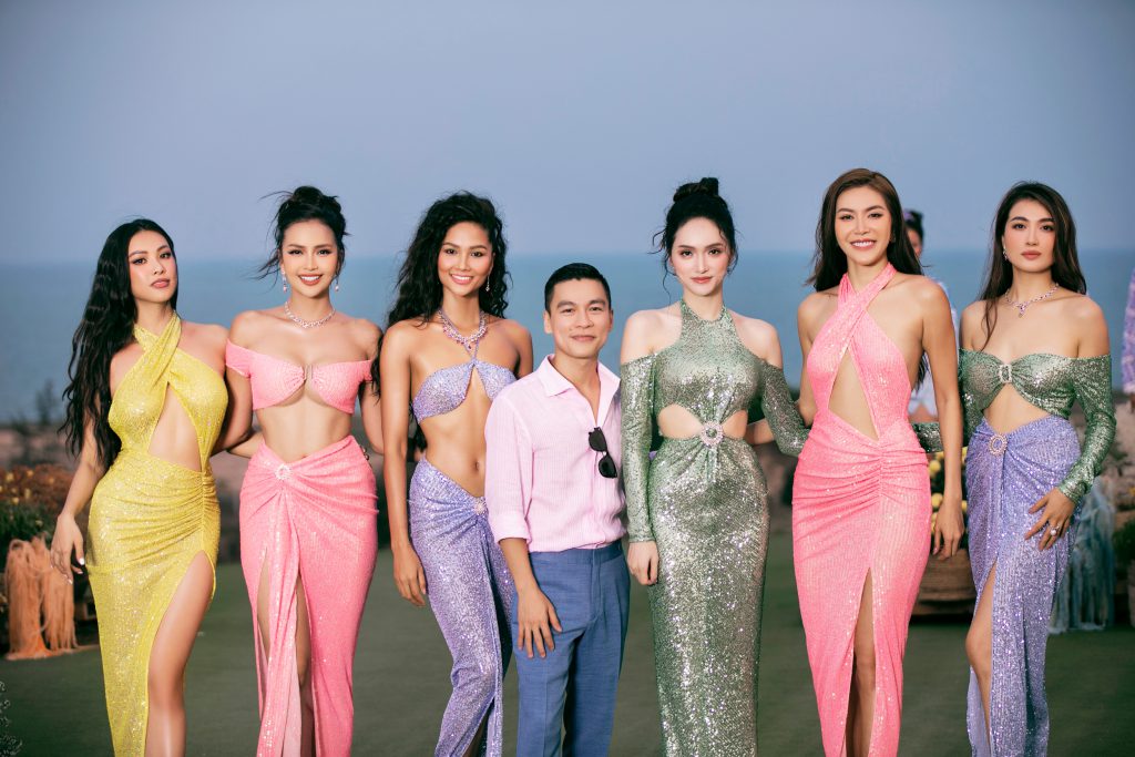 Nhóm người mẫu diện trang phục lấp lánh cùng nhà thiết kế Adrian Anh Tuấn
