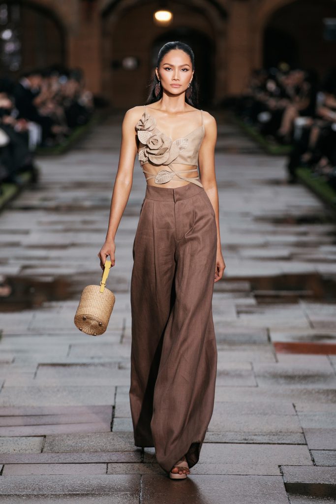 Người mẫu trình diễn trang phục của Đỗ Mạnh Cường tại Úc với áo crop top hoa và quần ống rộng