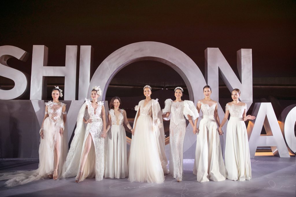 Người mẫu trình diễn trang phục trắng tinh tế tại Fashion Voyage 5
