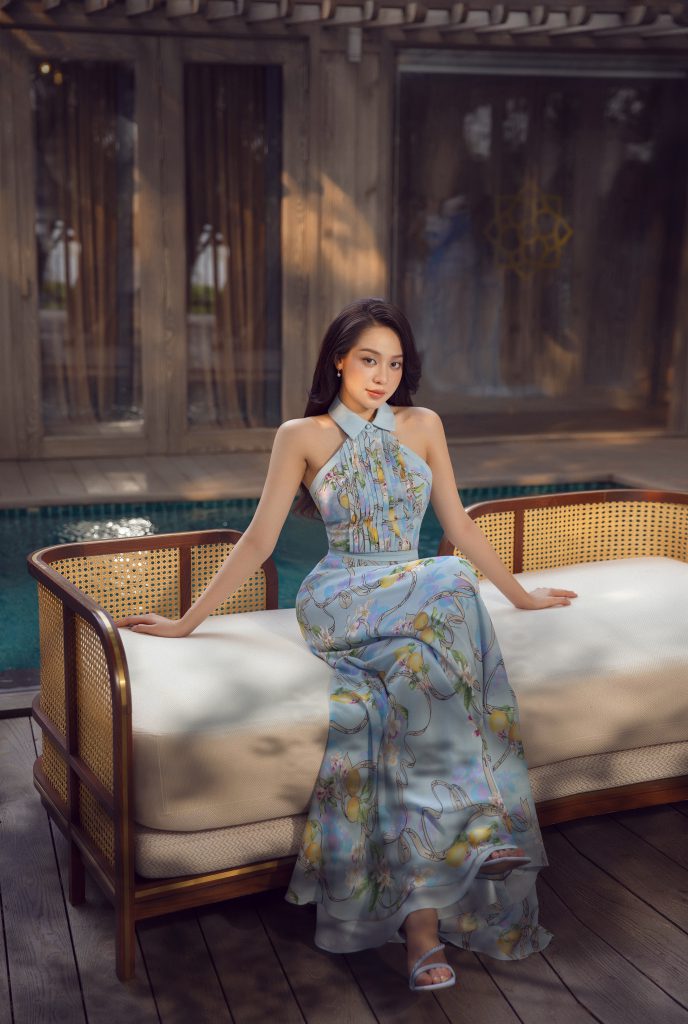 Hoa hậu Thanh Thủy diện váy họa tiết tươi sáng thư giãn bên hồ bơi