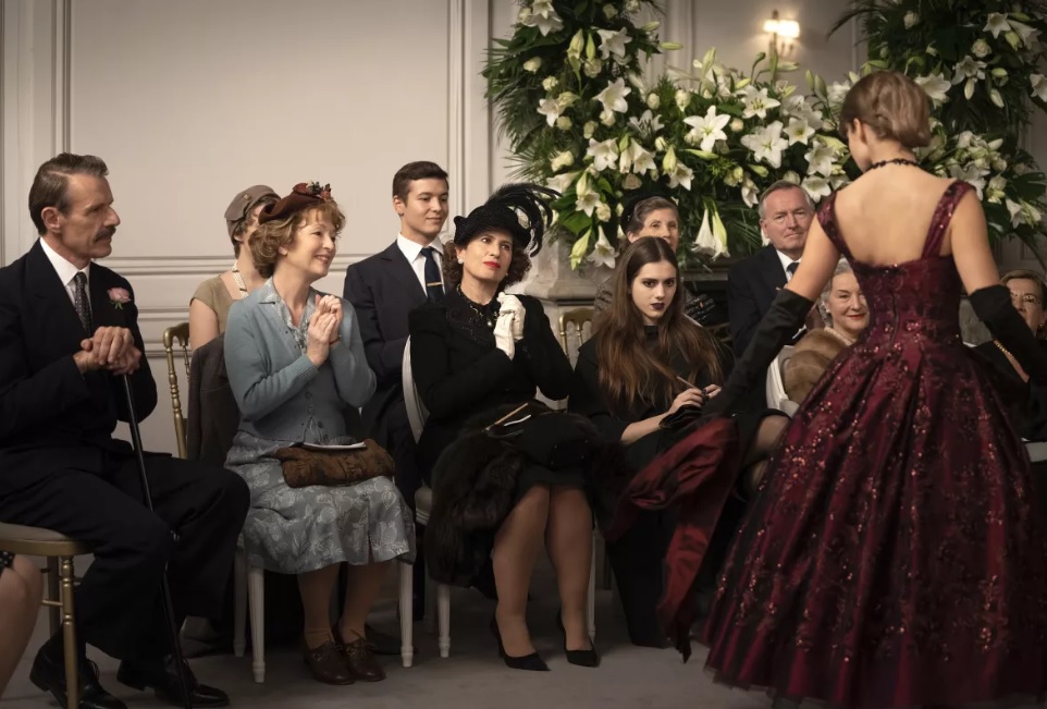 Người mẫu trình diễn váy đỏ trước khán giả tại một buổi biểu diễn thời trang