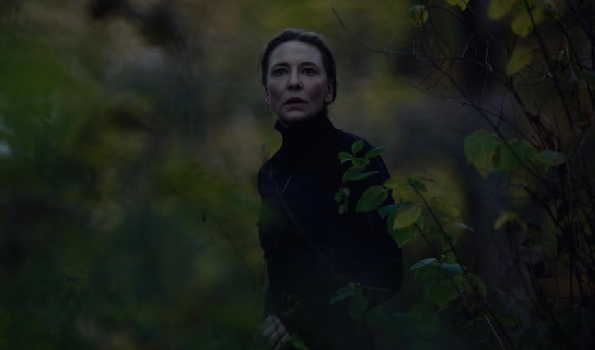 Cate Blanchett trong phim “Tár” với ánh nhìn đầy suy tư giữa khung cảnh thiên nhiên